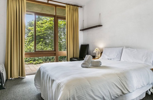 Wentworth Falls Cottage | Solitary View - Four Bedroom Cottage, Sleeps 8
