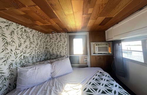 Sandusky Boat Rental | SoLSTAY Oasis at SoLSTAY