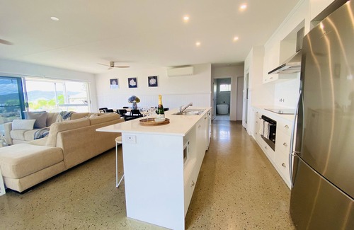 Hazeldean House | Somerset Dreams| Sleeps 10| Dam Views| Brand New Hamptons Home|Free Wi-Fi