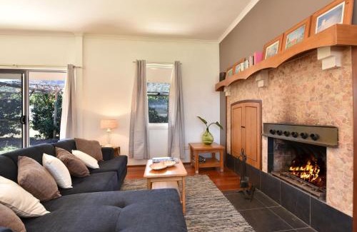 Broke House | Somerville Wine Cottage Hideaway 3-Bedroom Cottage Near Broke Wineries