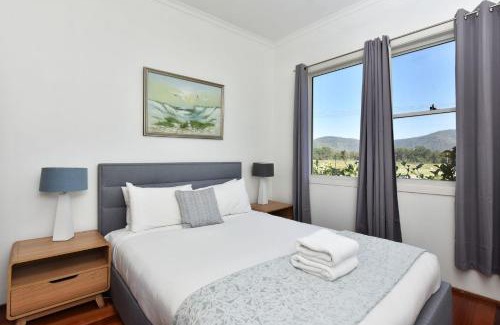 Broke House | Somerville Wine Cottage Hideaway 3-Bedroom Cottage Near Broke Wineries