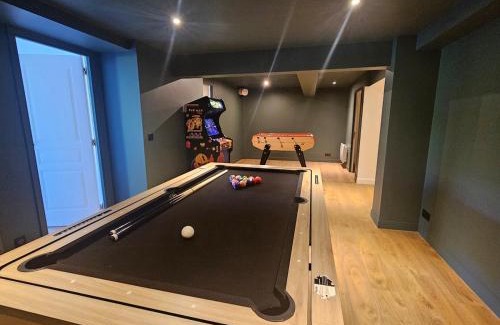 Bonneville-sur-Touques Villa | Somptueuse Villa à 5 minutes de Deauville, 18 couchages, piscine, billard, salle de jeux