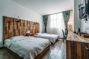Chengdu City Centre Hostel | SONDERIA Lazybones Hostel- Wenshu Temple Side, Chill Hostel with All-Day Brunch, Travel Agency in English & Local Bar Vibes