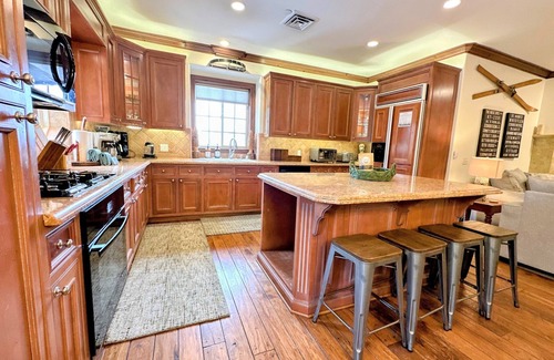 Mammoth Lakes Cabin | Sonenalp Penthouse- 2 Condos: 6BR, Private Hot Tub & Sauna, Walk to Canyon Lodge