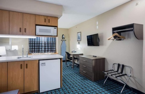 Blue Springs Hotel | Sonesta Essential Hotels Blue Springs