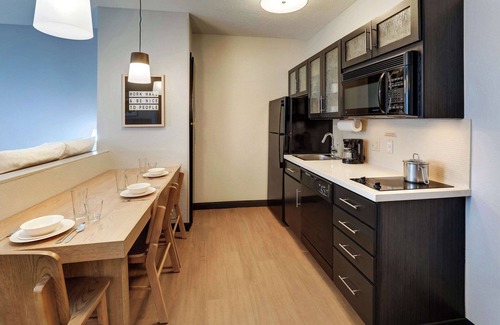 Linthicum Heights Hotel | Sonesta Simply Suites Baltimore BWI Airport