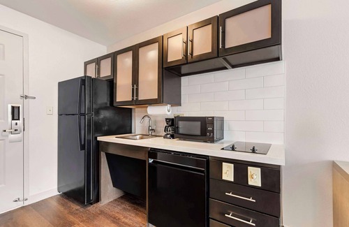 Linthicum Heights Hotel | Sonesta Simply Suites Baltimore BWI Airport