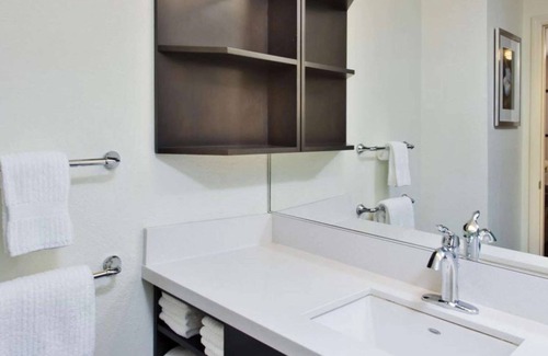 Lansing Hotel | Sonesta Simply Suites Lansing