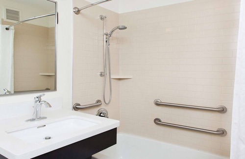 Lansing Hotel | Sonesta Simply Suites Lansing