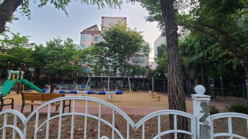 Yeonnam-dong Apartment | SONG Stay-공항철도, 홍대입구역 7분, 연트럴파크 5분, 6명, 2룸, 3퀸베드, 각방 에어컨, 세탁건조기, WiFi, 연남동, 외국인 전용