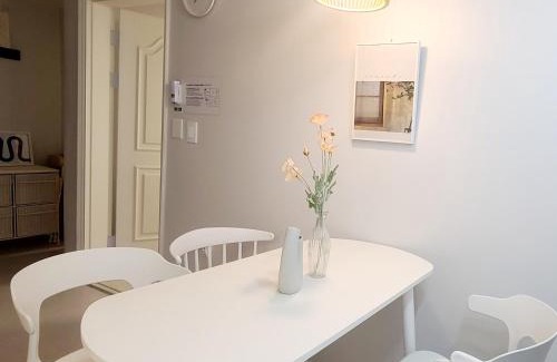 Yeonnam-dong Apartment | SONG Stay-공항철도, 홍대입구역 7분, 연트럴파크 5분, 6명, 2룸, 3퀸베드, 각방 에어컨, 세탁건조기, WiFi, 연남동, 외국인 전용