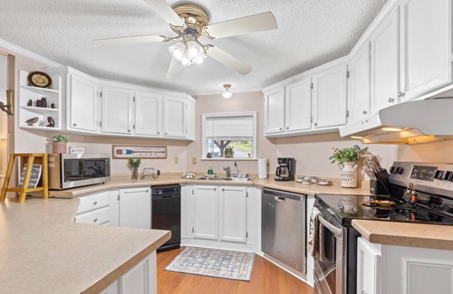 Eatonton House | Songbird House sleeps 8, wrap around porch, kayaks, canoe, dock & great fishing!