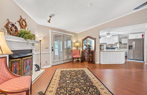 Eatonton House | Songbird House sleeps 8, wrap around porch, kayaks, canoe, dock & great fishing!