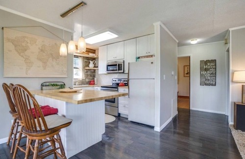 Sparta House | Songbird Manor (Panoramic Lake Views)
