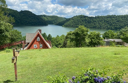 Sparta House | Songbird Manor (Panoramic Lake Views)