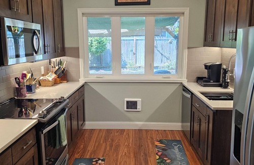 Newberg Cottage | Songbirds Landing- a charming cottage by George Fox -1 block to shops and dining