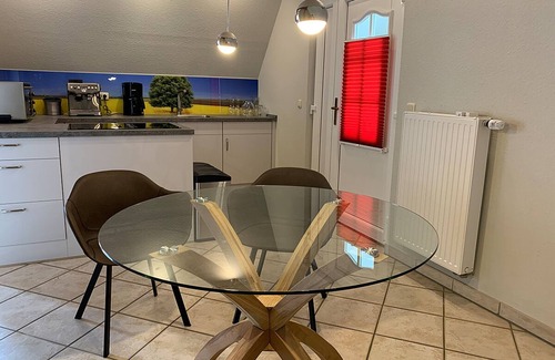Vollerwiek Apartment | Sonnerwachen, Ferienwohnung in "De Feerjenhusen" am Haubarg von Vollerwiek