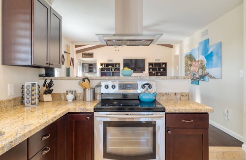 Pinnacle Peak Shadows Villa | Sonoran Sunshine by AvantStay | Entertainers Wonderland w/Putting Green & Pool