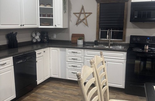 Rogersville Cottage | Soothing cottage with AC in charming Rogersville! All the comforts of home!