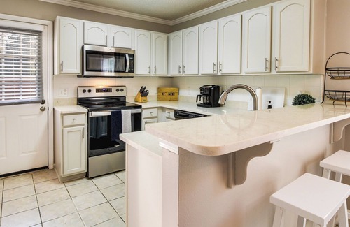 Savannah House | Soothing Savannah Townhome with Patio!