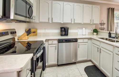 Savannah House | Soothing Savannah Townhome with Patio!