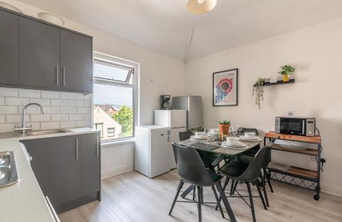 Newport Apartment | Sophia's Retreat - 2 Floor 4 Bed Apartment - Newport - Coastal Getaway