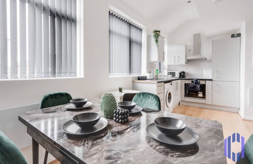Manchester Apartment | Sophisticated & Stylish Flat nr Airport - Sleeps 9