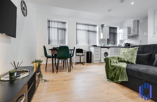 Manchester Apartment | Sophisticated & Stylish Flat nr Airport - Sleeps 9