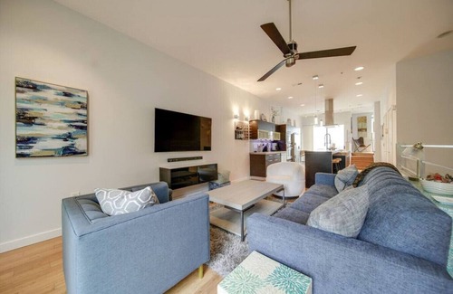 Wesley Heights Condo | Sophisticated 3-Story Stay—Historic Wesley Heights