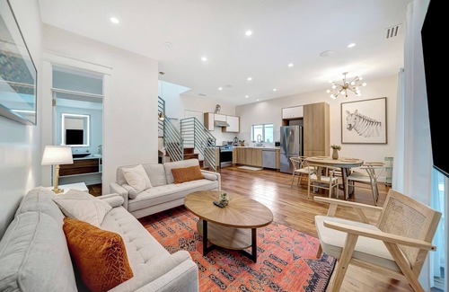 Reseda House | Sophisticated 3BR Home w/Oak Tree, Fire Pit & BBQ