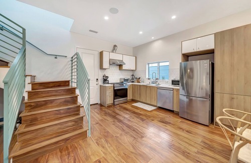 Reseda House | Sophisticated 3BR Home w/Oak Tree, Fire Pit & BBQ