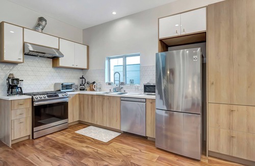 Reseda House | Sophisticated 3BR Home w/Oak Tree, Fire Pit & BBQ