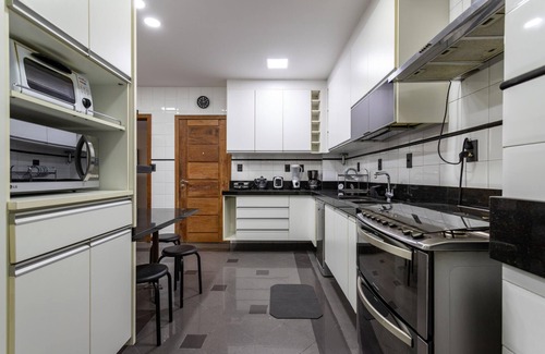 Zona Sul Apartment | Sophisticated Ideal for Families in Botafogo Pb202b