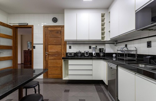 Zona Sul Apartment | Sophisticated Ideal for Families in Botafogo Pb202b