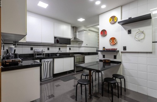 Zona Sul Apartment | Sophisticated Ideal for Families in Botafogo Pb202b