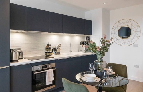 Clock House Apartment | Sophisticated Living: 1-BR Flat in Beckenham