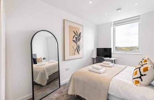 Clock House Apartment | Sophisticated Living: 1-BR Flat in Beckenham