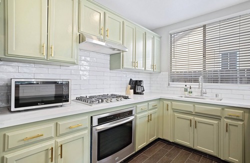 Fresno House | Sophisticated River Bluff Retreat - PRO CLEAN