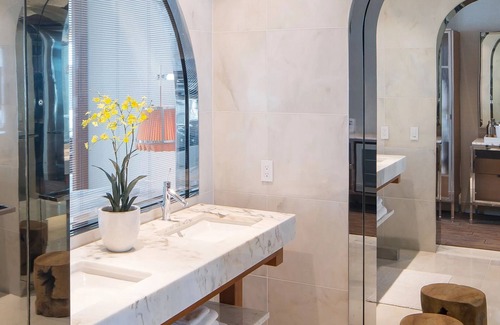 Downtown Seattle Hotel | Sophisticated Room 10 Min Walk From Space Needle