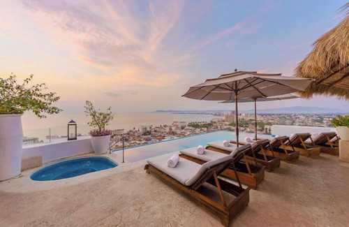 Colonia 5 de Diciembre Villa | Sophisticated Villa Iris, Walk to Beach and Malecon Boardwalk