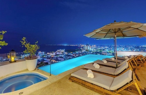 Colonia 5 de Diciembre Villa | Sophisticated Villa Iris, Walk to Beach and Malecon Boardwalk