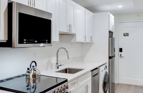 Center City East Apartment | Sosuite 1BR Loft w Park View, W/d, Gym, Lounge