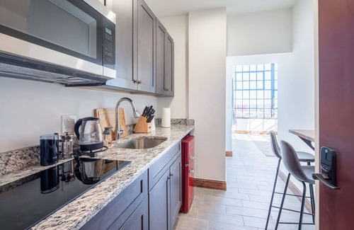 West Poplar Apartment | Sosuite Studio Penthouse w Gym On-site Bar