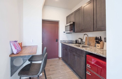 West Poplar Apartment | Sosuite Studio Penthouse w Gym On-site Bar