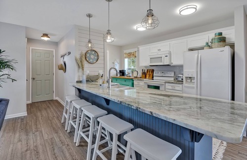 North Topsail Beach Cottage | Sound front cottage- Sunsets, private dock & 2 min walk to beach-New to market