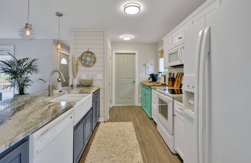 North Topsail Beach Cottage | Sound front cottage- Sunsets, private dock & 2 min walk to beach-New to market