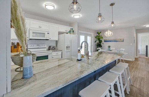 North Topsail Beach Cottage | Sound front cottage- Sunsets, private dock & 2 min walk to beach-New to market