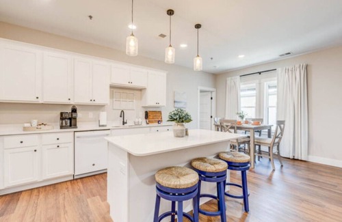 Manteo Apartment | Soundscape Family Suite/pet-friendly