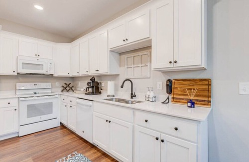 Manteo Apartment | Soundscape Family Suite/pet-friendly