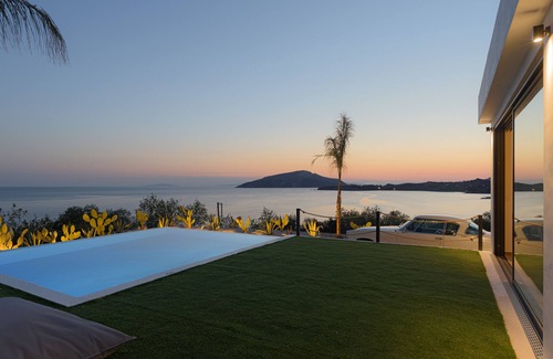 Lavreotiki Villa | Sounio Black Villa